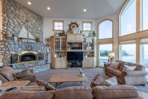 Living area - Sunset Beach Oceanfront Retreat House | Game Room (Rockaway Beach)