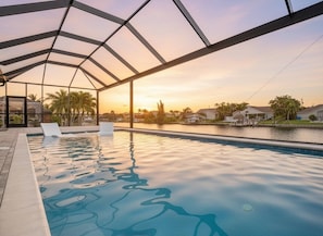 A heated pool - Gulf Access, 4 Bed 3 Bath, Heated Pool, Kayaks, Air Hockey: Casa Oasis (Cape Coral)