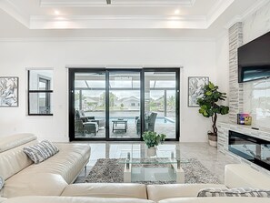 Smart TV, fireplace, books - Gulf Access, 4 Bed 3 Bath, Heated Pool, Kayaks, Air Hockey: Casa Oasis (Cape Coral)