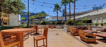 STRIP VIEW Premier King MGM Signature