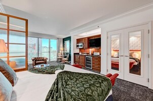 Suite estudio, balcón, vistas a la ciudad | Caja fuerte, mobiliario individual, escritorio