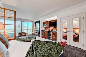 Studiosviitti, parveke, kaupunkinäköala | Tallelokero huoneessa, kannettavalle tietokoneelle sopiva työtila