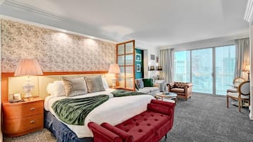 Studiosvit - balkong - utsikt mot staden | Värdeförvaringsskåp på rummet och arbetsyta för laptop