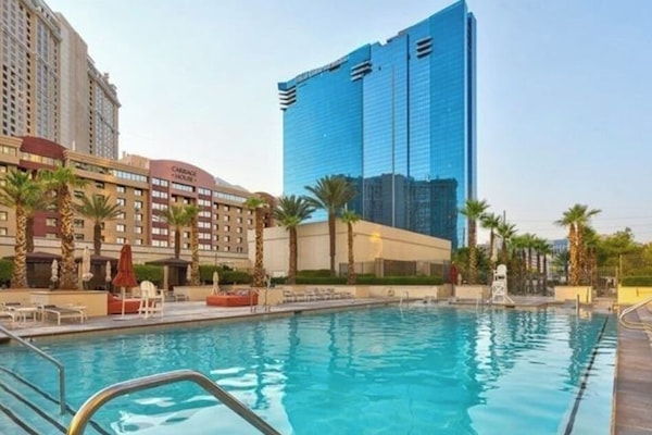 3 piscinas al aire libre (de 10:00 a 17:00), sombrillas, tumbonas