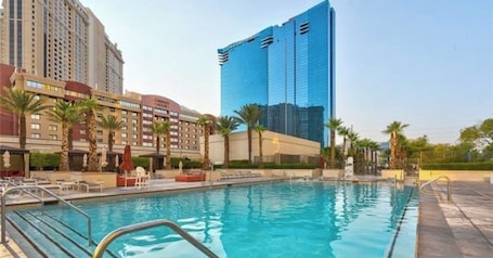 3 piscinas al aire libre, sombrillas, sillones reclinables de piscina. STRIP VIEW Premier King MGM Signature