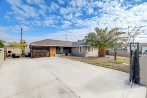 Exterior - Chic & Cozy Casita-10 min to Fremont St (Las Vegas)