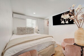 1 bedroom, WiFi, bed sheets - Chic & Cozy Casita-10 min to Fremont St (Las Vegas)