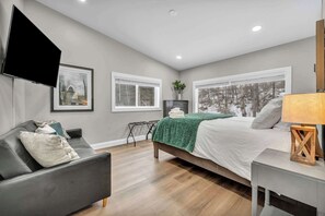 60 slaapkamers, een strijkplank/strijkijzer, wifi, beddengoed