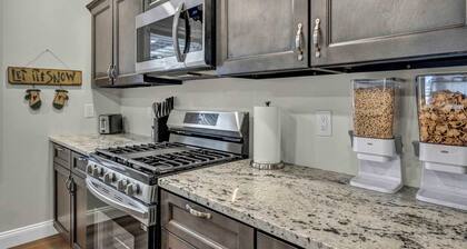 3BR Cabin Near Skiing | Hot Tub & Fireplace