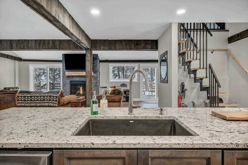 3BR Cabin Near Skiing | Hot Tub & Fireplace