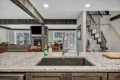 3BR Cabin + Hot Tub, Fireplace & EV Charger