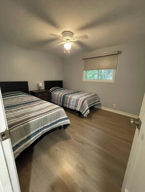 3 室のベッドルーム、WiFi (無料)、ベッドシーツ