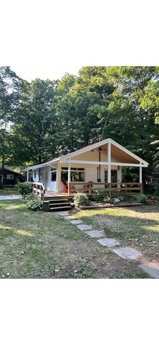 Cozy 3-bedroom cottage in gorgeous Point Clark Ontario with AC