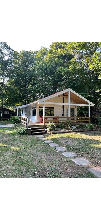 Cozy 3-bedroom cottage in gorgeous Point Clark Ontario with AC