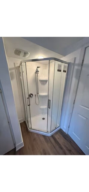 シャワー、タオル、石鹸、シャンプー