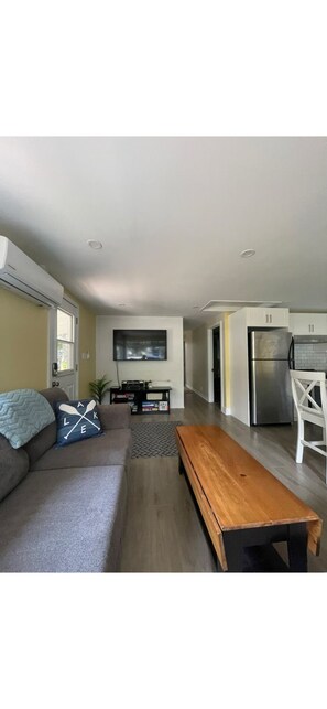 スマートテレビ、暖炉、テレビゲーム、ミュージックライブラリ