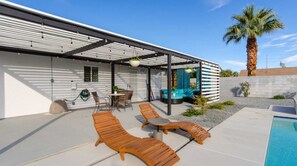 A modern outdoor patio with lounge chairs, a pool, and a covered seating area. - Desert Oasis Pool, Spa & Gorgeous Views to relax (Palm Springs)