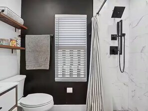 Dusche, Haartrockner, Handtücher, Seife