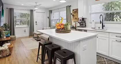 Cozy Cottage - Beach Bliss Meets Downtown Charm!