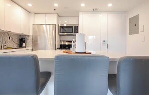 Private kitchen - BEACHFRONT 2 Bed 2 Bath Luxury Condo in South of Fifth Neighborhood (Miami Beach)