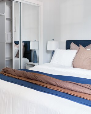 2 bedrooms, iron/ironing board, WiFi, bed sheets - Best Location!Chef's Kitchen, 2 lux bedrooms, 2baths, 3 dedicated workspaces (Charlotte)