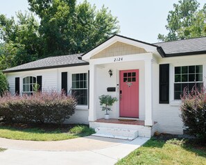 Exterior - Best Location!Chef's Kitchen, 2 lux bedrooms, 2baths, 3 dedicated workspaces (Charlotte)