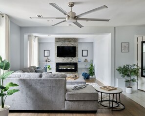 Smart TV - Best Location!Chef's Kitchen, 2 lux bedrooms, 2baths, 3 dedicated workspaces (Charlotte)