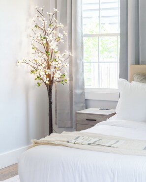 2 bedrooms, iron/ironing board, WiFi, bed sheets - Best Location!Chef's Kitchen, 2 lux bedrooms, 2baths, 3 dedicated workspaces (Charlotte)