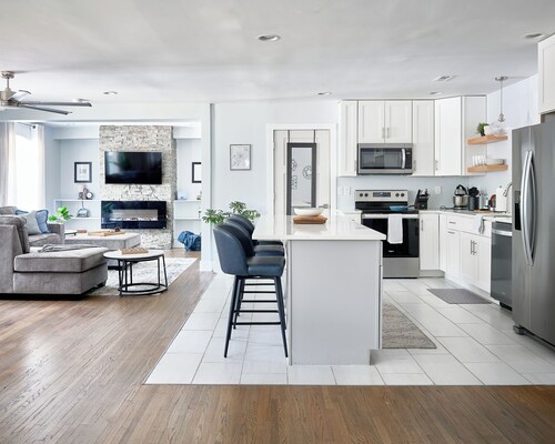Best Location!Chef's Kitchen, 2 lux bedrooms, 2baths, 3 dedicated workspaces