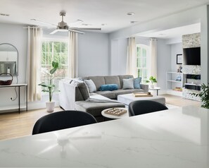 Smart TV - Best Location!Chef's Kitchen, 2 lux bedrooms, 2baths, 3 dedicated workspaces (Charlotte)