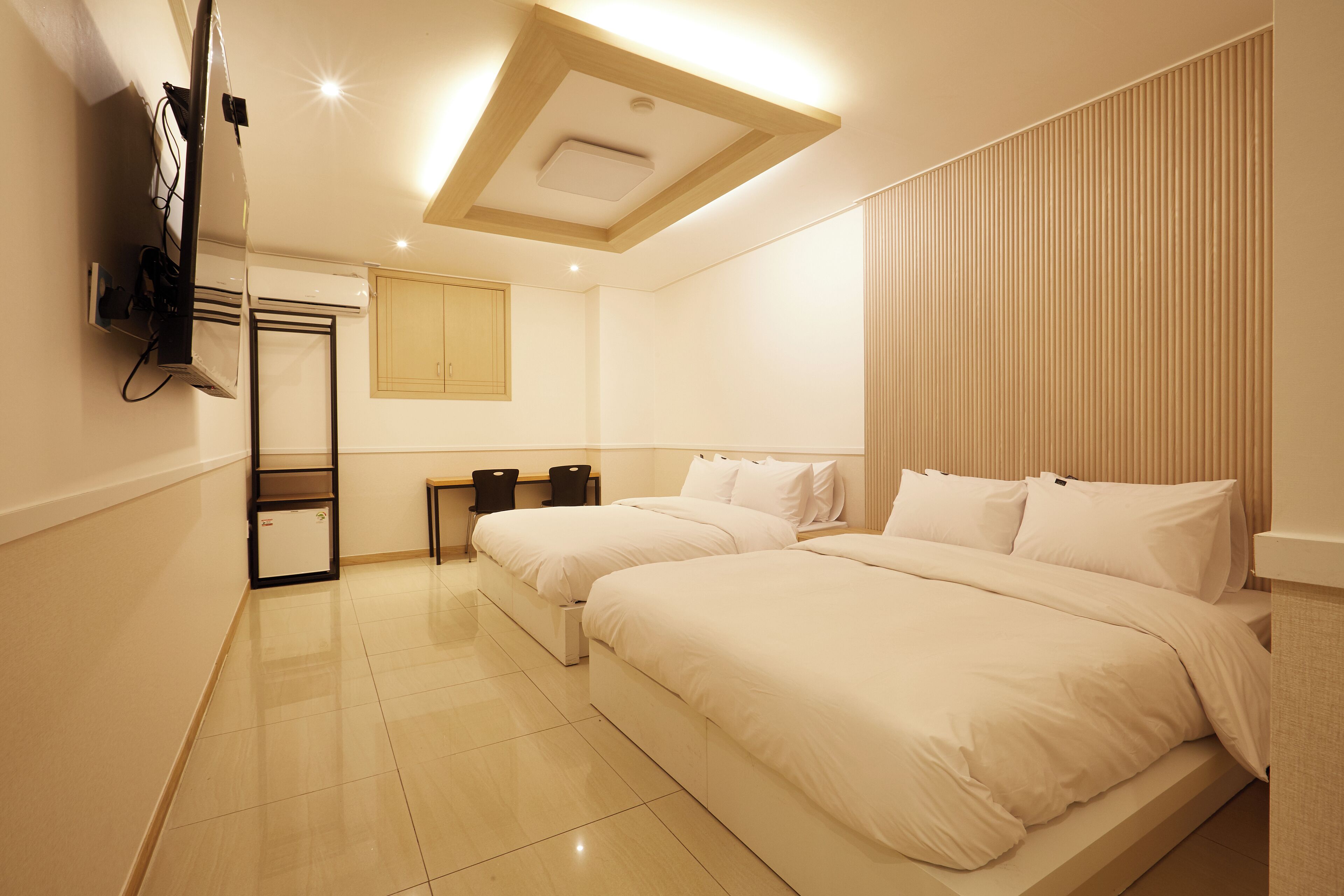 Standard Twin Room | Desk, laptop workspace, free WiFi