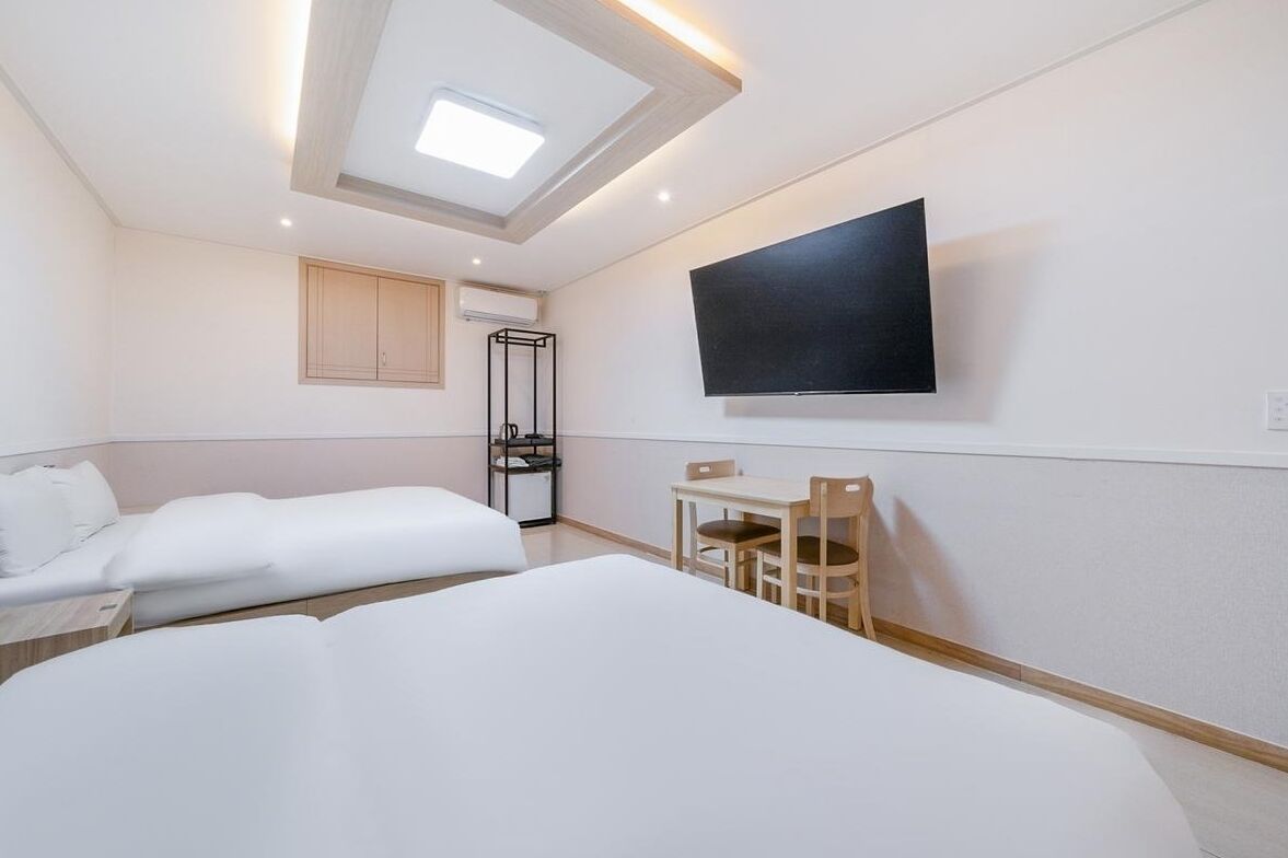 Standard Twin Room | In-room dining