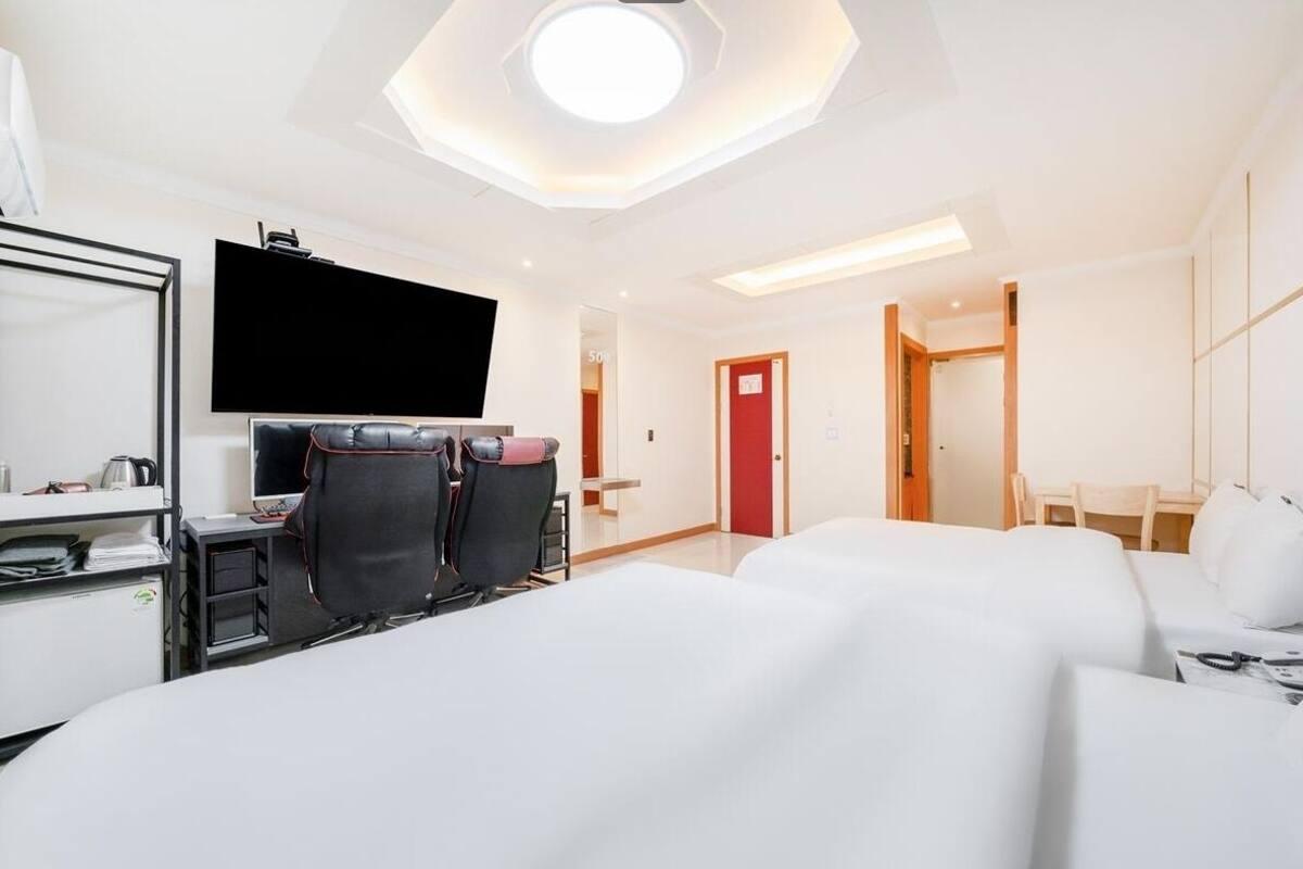 Schreibtisch, laptopgeeigneter Arbeitsplatz, schallisolierte Zimmer