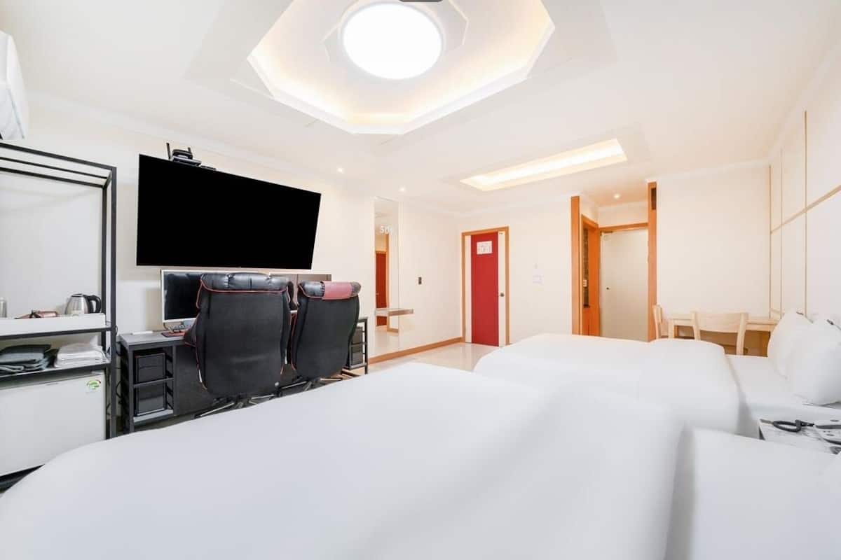 Signature Twin Room, 2 Queen Beds | Desk, laptop workspace, free WiFi, bed sheets