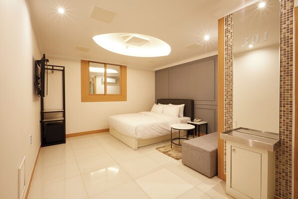 Standard Double Room, City View | Desk, laptop workspace, free WiFi - JM HOTEL (Suwon)
