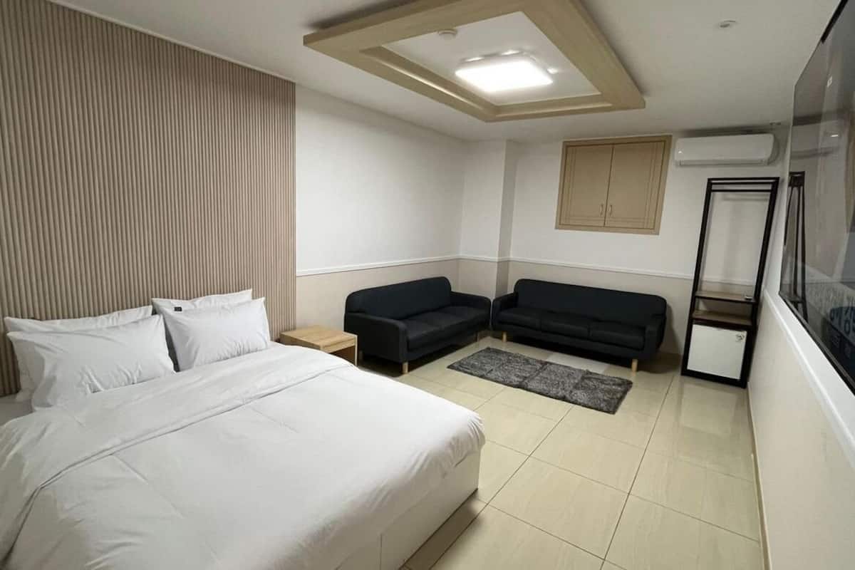 Grand Double Room, 1 Queen Bed | Desk, laptop workspace, free WiFi, bed sheets