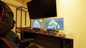 特色雙床房, 2 張加大雙人床 | 書桌、筆電工作空間、免費無線上網、床單