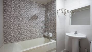 Chambre Standard avec lits jumeaux | Salle de bain | Articles de toilette gratuits, sèche-cheveux