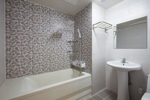 Standard Twin Room | Bathroom | Hair dryer, towels, soap, shampoo - JM HOTEL (Suwon)