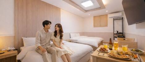 Deluxe Twin Room, 2 Queen Beds | Desk, laptop workspace, free WiFi, bed sheets