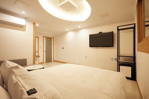 Standard Double Room, City View | Desk, laptop workspace, free WiFi - JM HOTEL (Suwon)