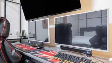 特色雙床房, 2 張加大雙人床 | 書桌、筆電工作空間、免費無線上網、床單