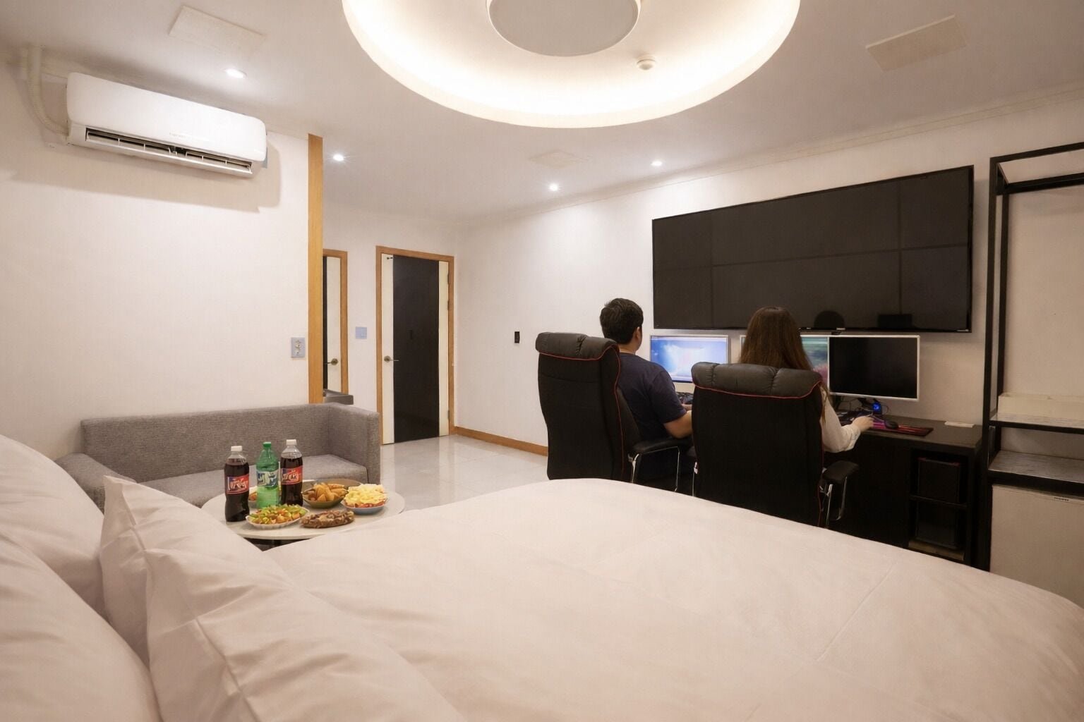 Escritorio, espacio para trabajar con laptop y wifi gratis 