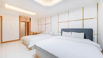 特色雙床房, 2 張加大雙人床 | 書桌、筆電工作空間、免費無線上網、床單