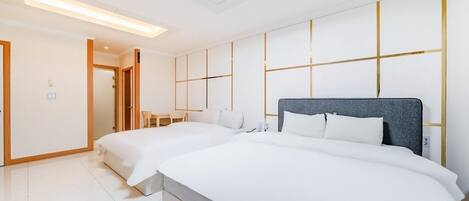 Signature Twin Room, 2 Queen Beds | Desk, laptop workspace, free WiFi, bed sheets