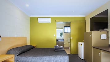 Meja kerja, ruang kerja ramah laptop, dan Wi-Fi gratis