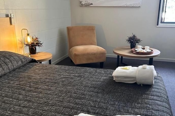 Escritorio, espacio para trabajar con laptop y wifi gratis