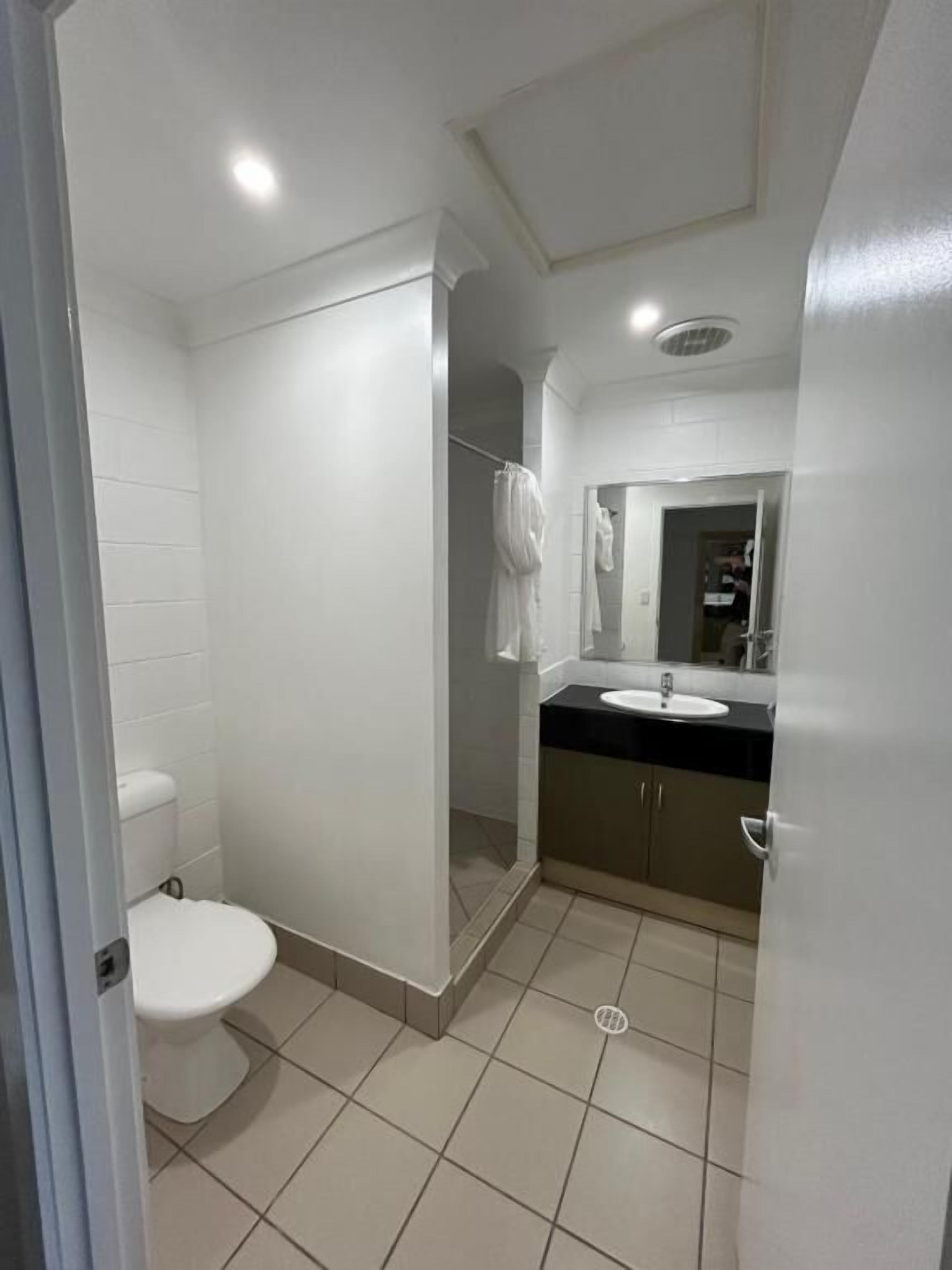 Deluxe Double Room | Bathroom | Shower, towels, toilet paper