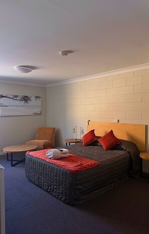 Deluxe Double Room | Desk, laptop workspace, free WiFi - Village National the Isaac (Moranbah)