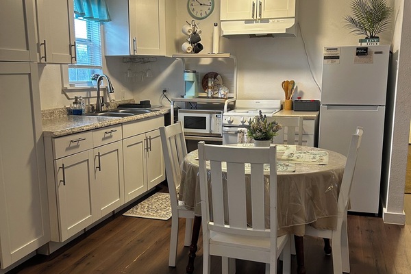 Réfrigérateur, four à micro-ondes, un four, surface de cuisson